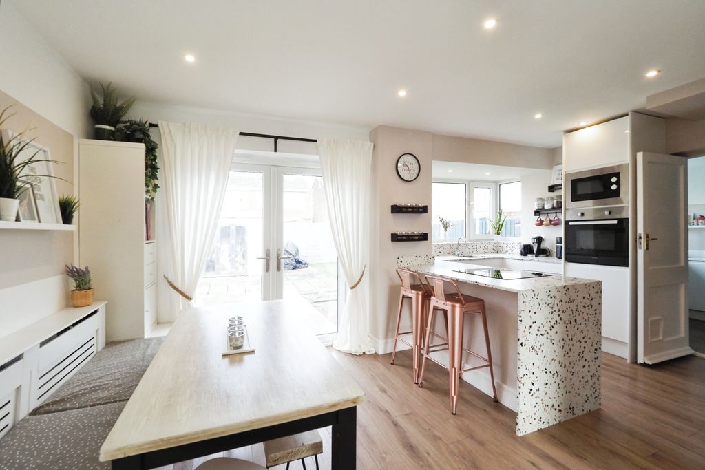 Property photo 3 of 17 Family Dining And Breakfast Space
