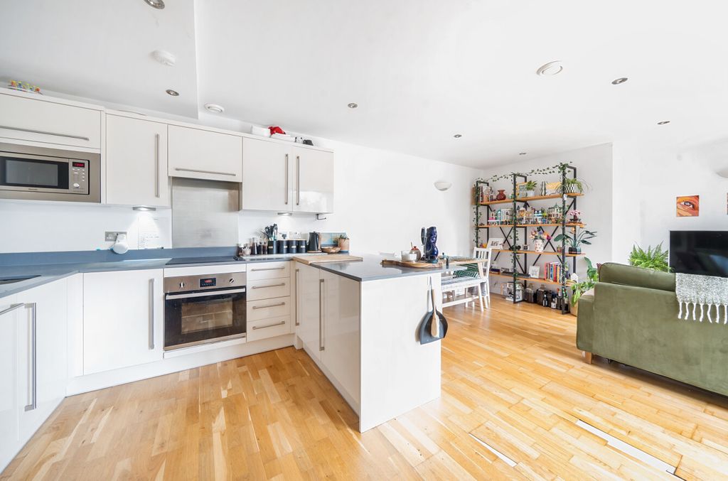 Property photo 2 of 22 1302923-17-685c3B...