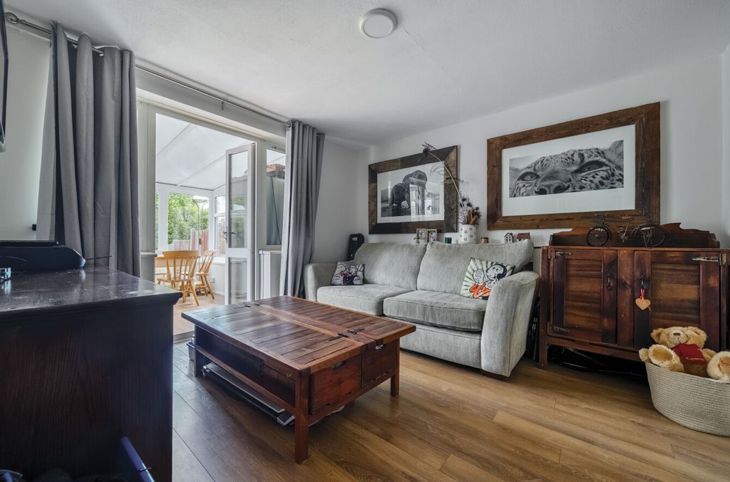 Property photo 3 of 11 1300976-12-683Da7...