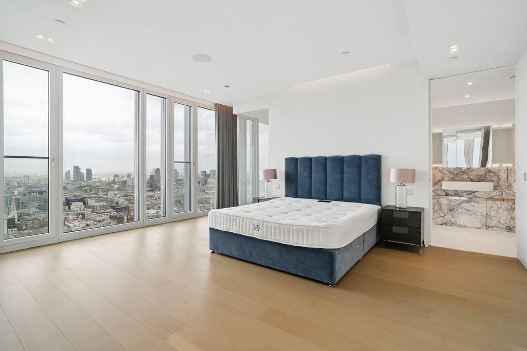 Property photo 3 of 7 Southbank Tower 55, Flat 3401