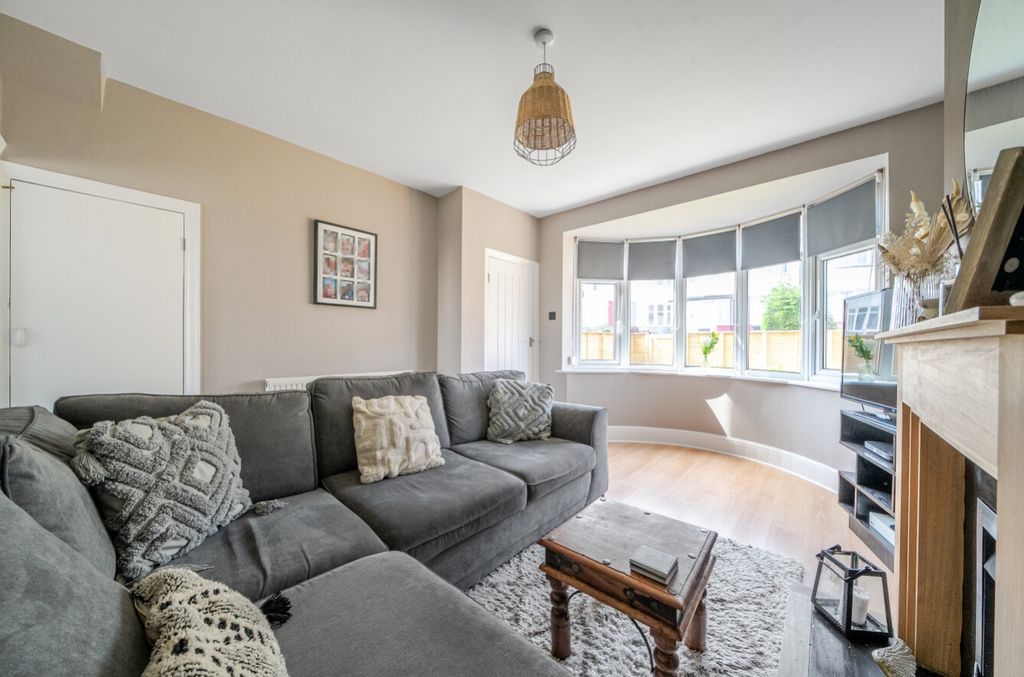Property photo 3 of 18 Ewemove Harrogate Living Room2