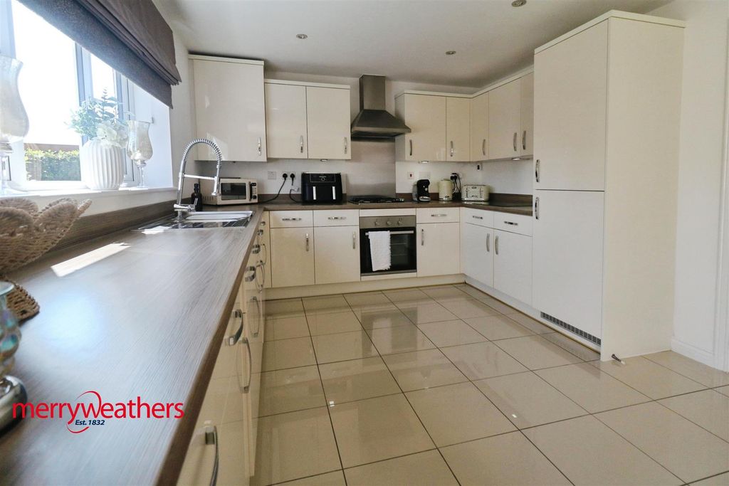 Property photo 3 of 29 Dining Kitchen