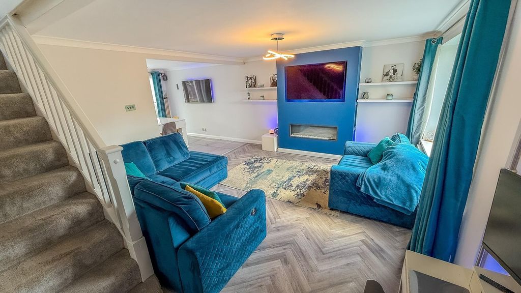 Property photo 2 of 21 Denbigh Close 30-15.Jpg