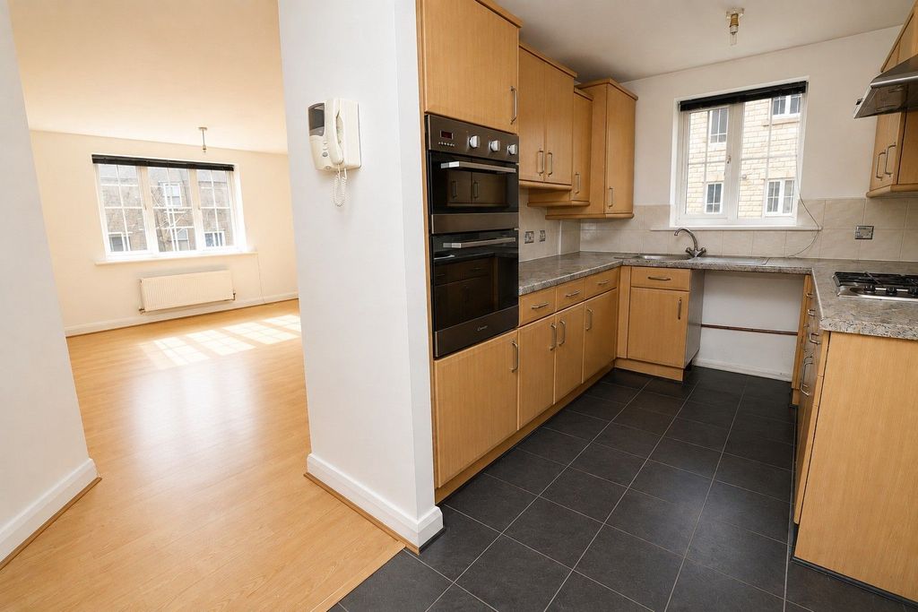 Property photo 2 of 21