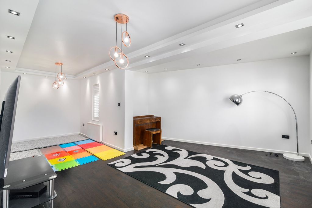 Additional image 13 of 5 bed detached house for saleHounslow Road, Feltham TW14