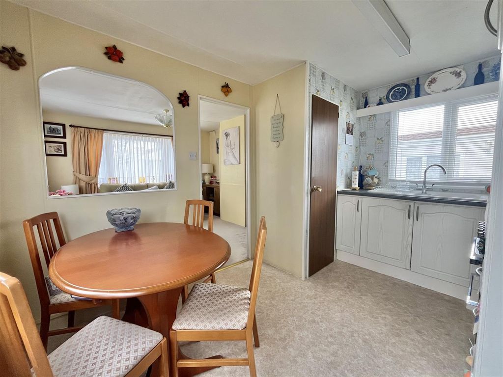 Property photo 3 of 10 Kitchen