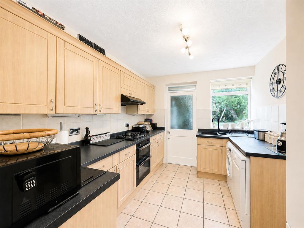 Property photo 3 of 11 Kitchen