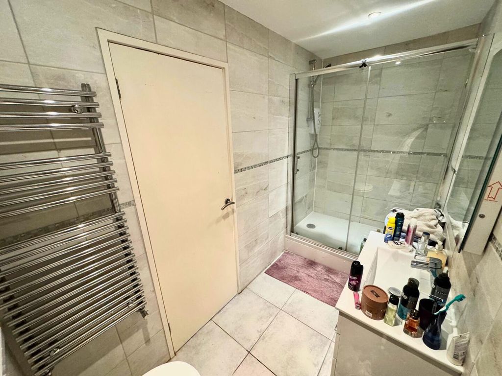 Property photo 3 of 9 Bathroom