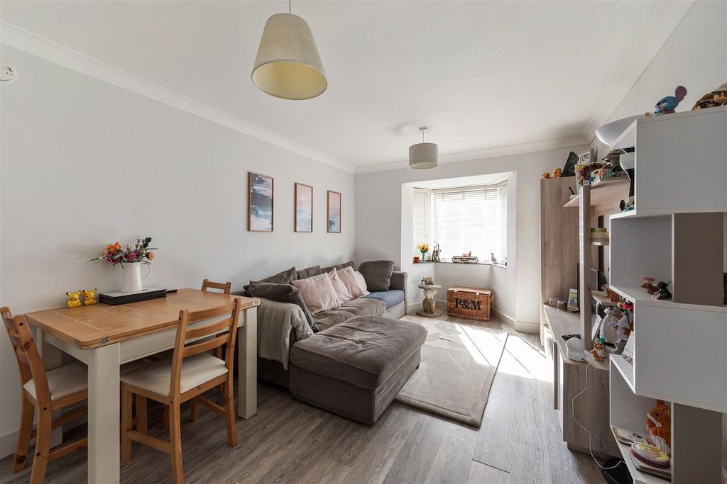 Property photo 1 of 24 Victoria Road, E18