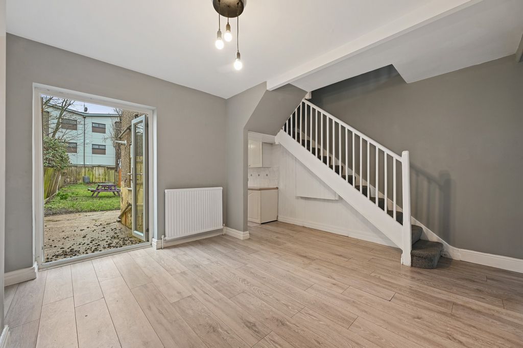 Property photo 1 of 9 Byron Road, Harrow Wealdstone, Middlesex Ha3