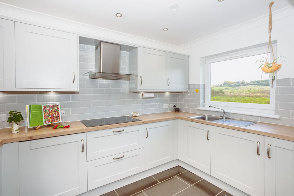 Property photo 3 of 17 Kitchen
