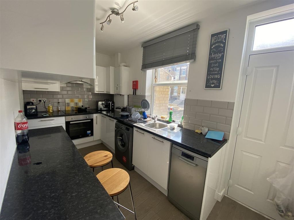 Property photo 3 of 11 Kitchen
