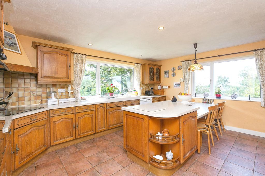 Property photo 2 of 19 Kitchen