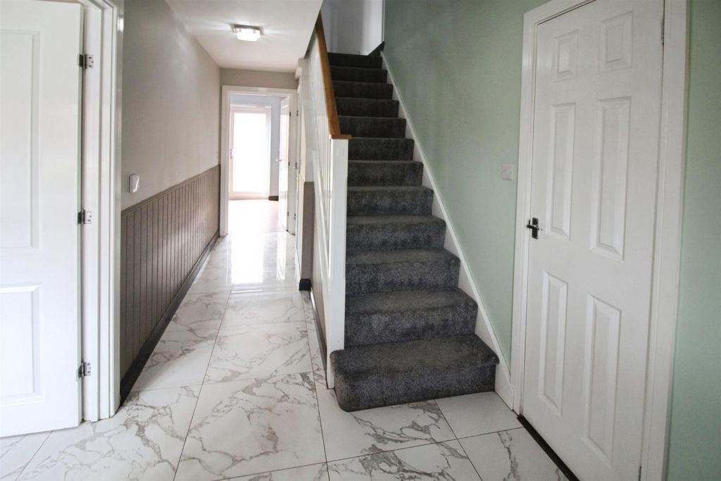 Property photo 3 of 20 Entrance Hall