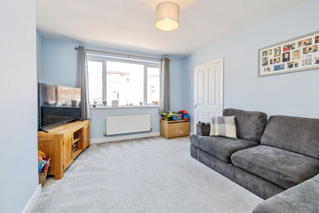 Property photo 3 of 17 2026-07-09-17Lansdowneavenue004