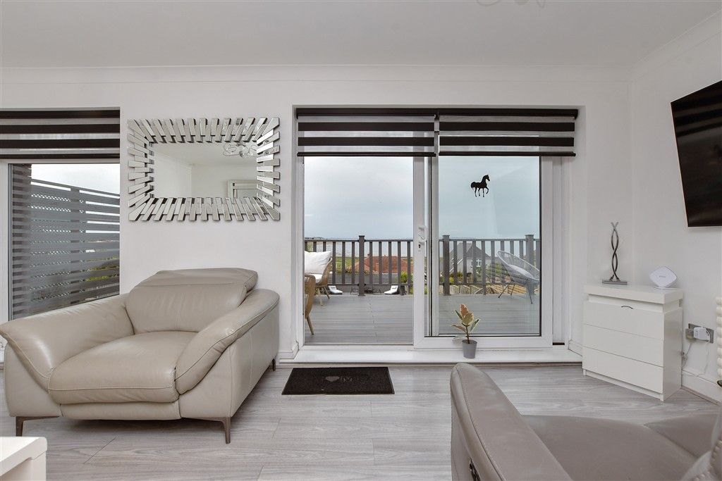 Property photo 3 of 11 Lounge