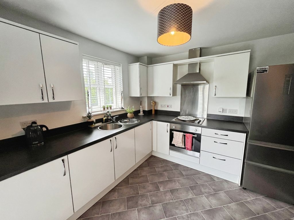Property photo 3 of 12 Kitchen