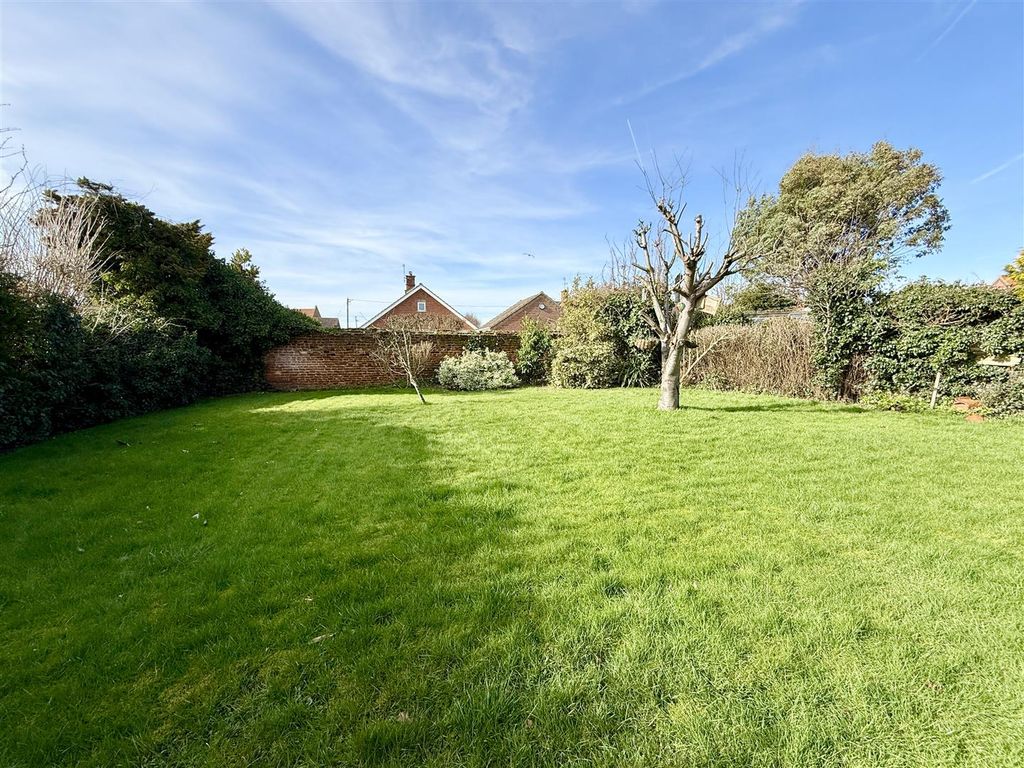 Property photo 3 of 15 Garden