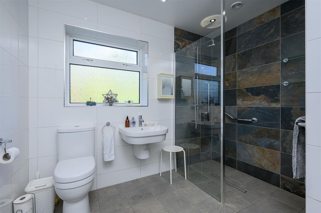 Property photo 3 of 16 Bahtroom