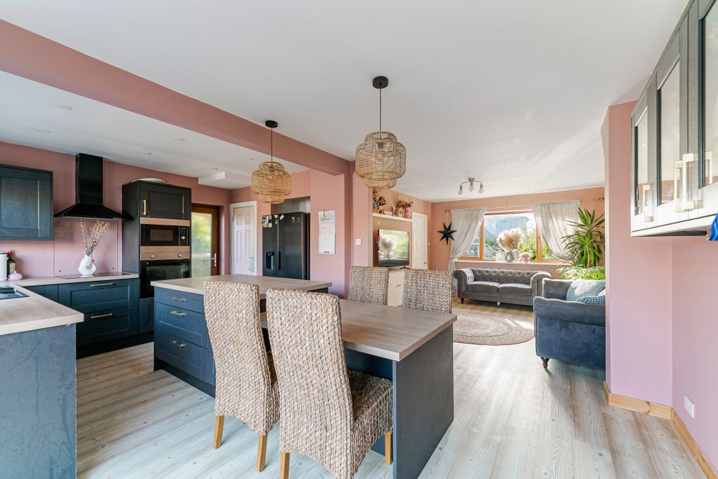 Property photo 1 of 27 3 Bed Semi-Detached House For Sale