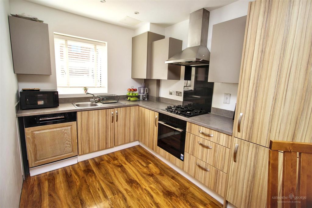 Property photo 3 of 12 Kitchen