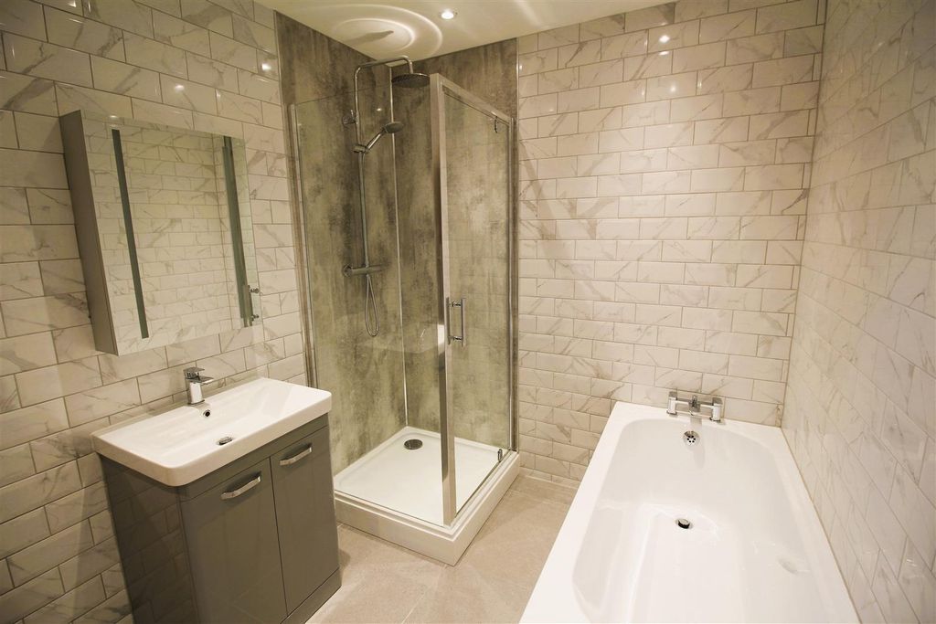 Property photo 3 of 14 Bathroom