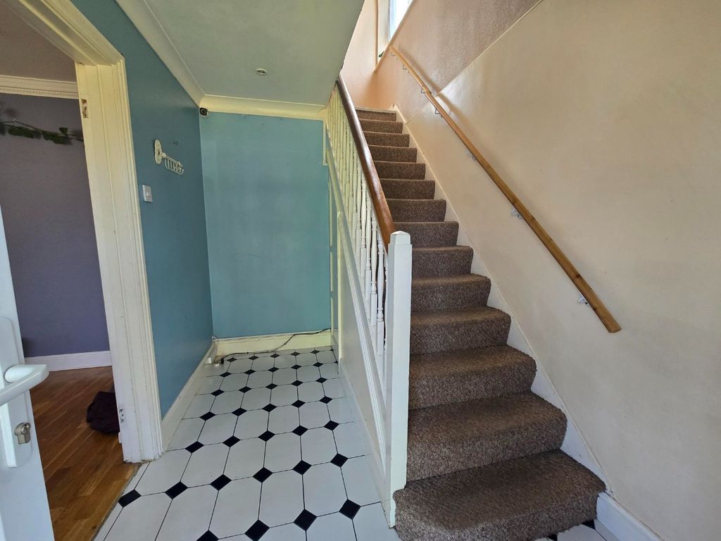 Property photo 3 of 18 5208332