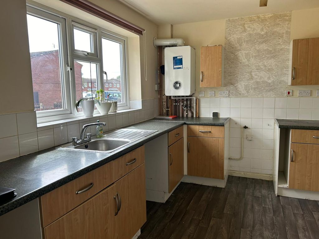 Property photo 3 of 8 Kitchen