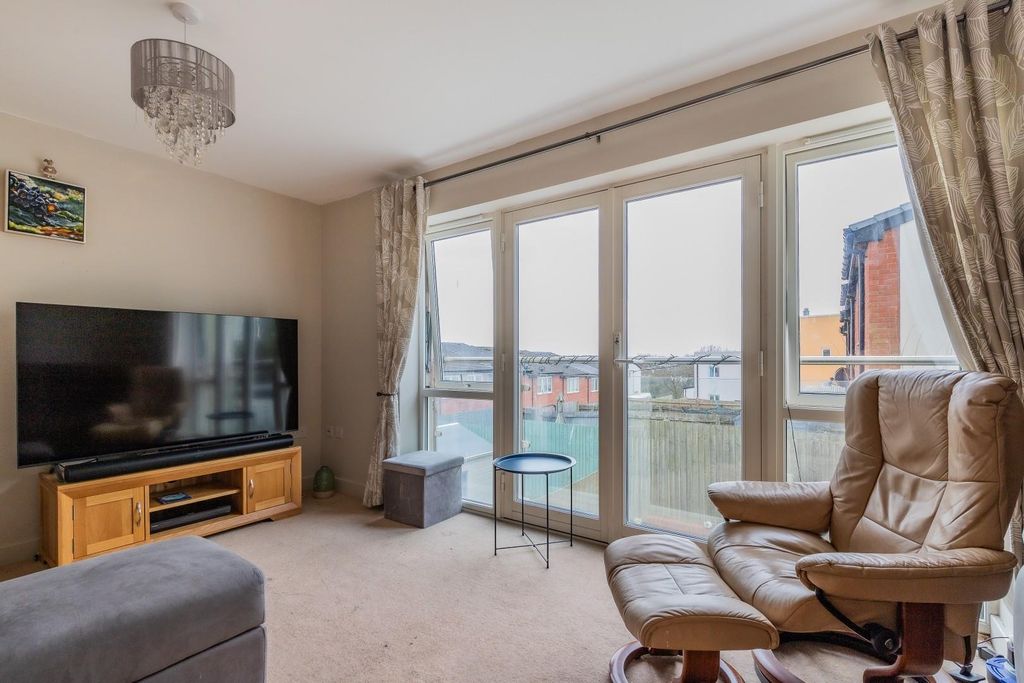 Property photo 2 of 16 Lounge