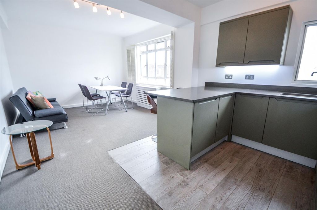 Property photo 1 of 6 Paramount Court