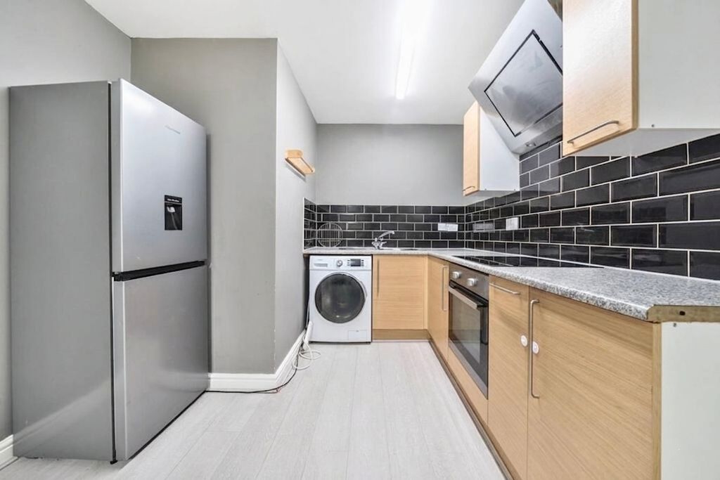 Property photo 3 of 7 Garage