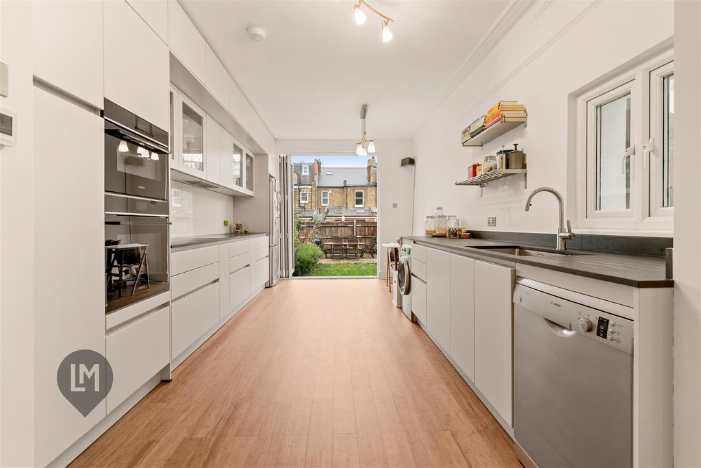 Property photo 3 of 7 Kitchen