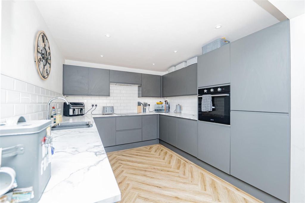 Property photo 2 of 29 Kitchen/Reception Room