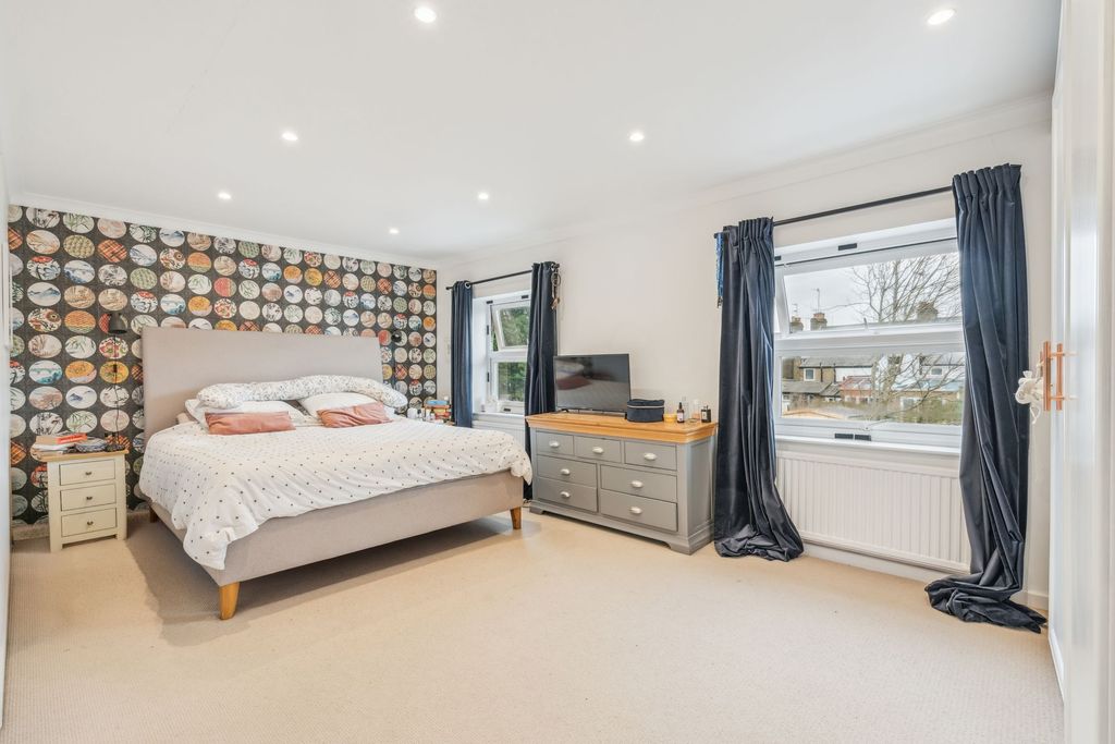 Property photo 3 of 15 Bed 1