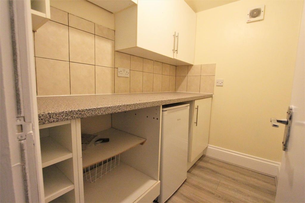 Property photo 3 of 6 Kitchenet