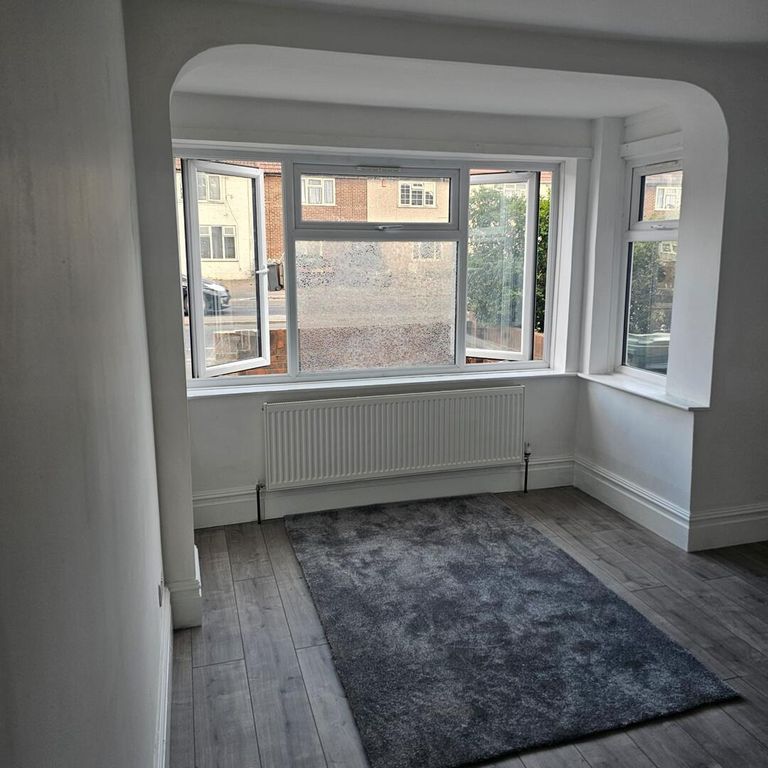 Property photo 1 of 6 Living Room