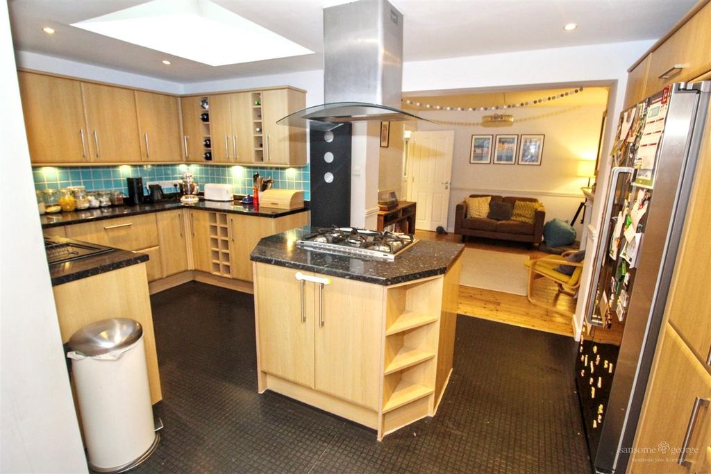 Property photo 3 of 25 Kitchen