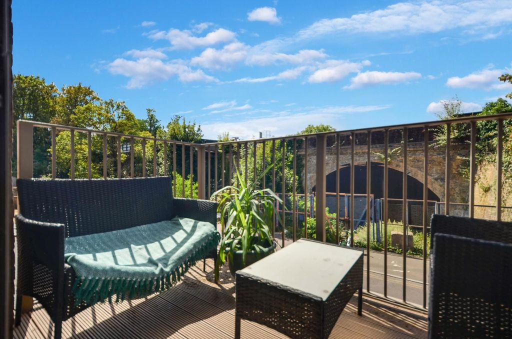 Property photo 2 of 12 Balcony_01.Jpg