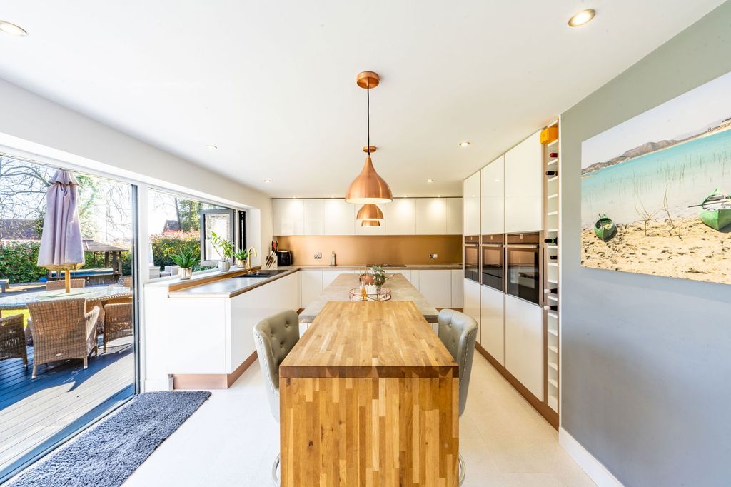 Property photo 2 of 31