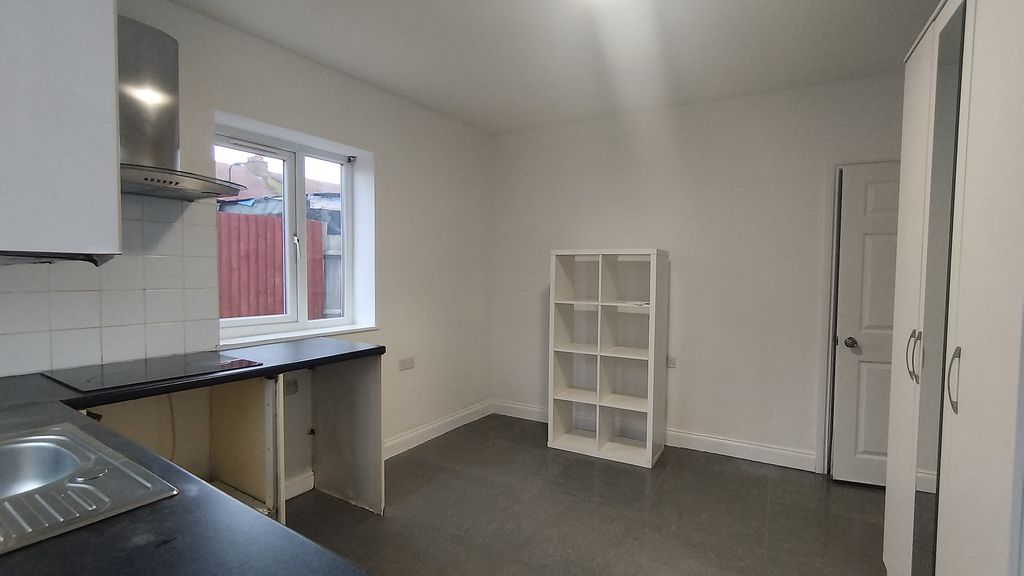 Property photo 2 of 6 Bedroom