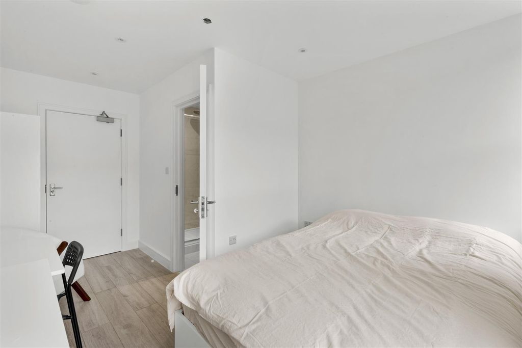 Property photo 2 of 5 Bedroom