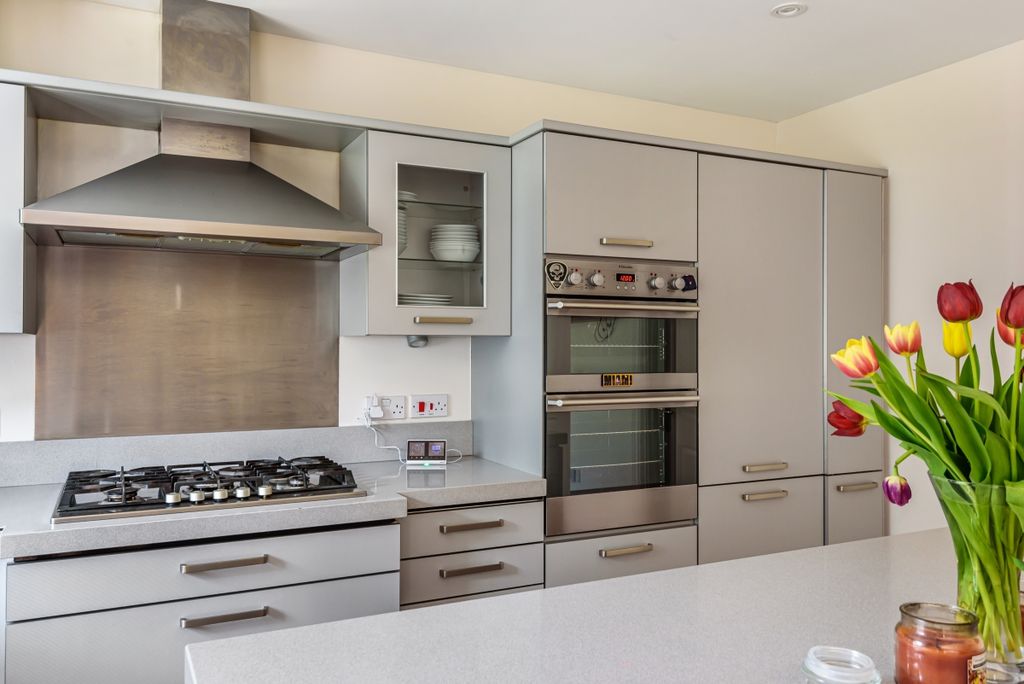 Property photo 2 of 12 Whitehill Place