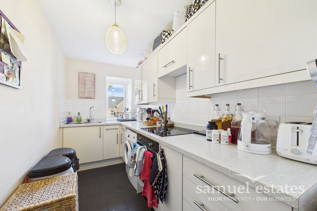 Property photo 3 of 10 Kitchen