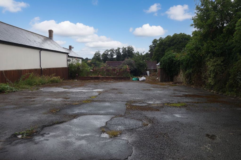 Property photo 2 of 6 Hardstanding