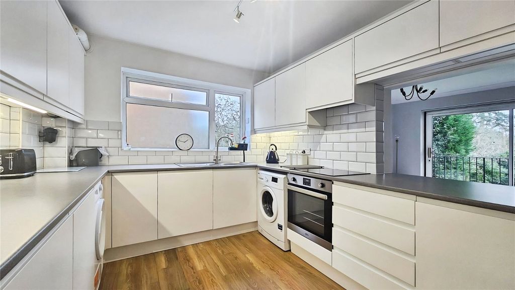 Property photo 3 of 11 Kitchen