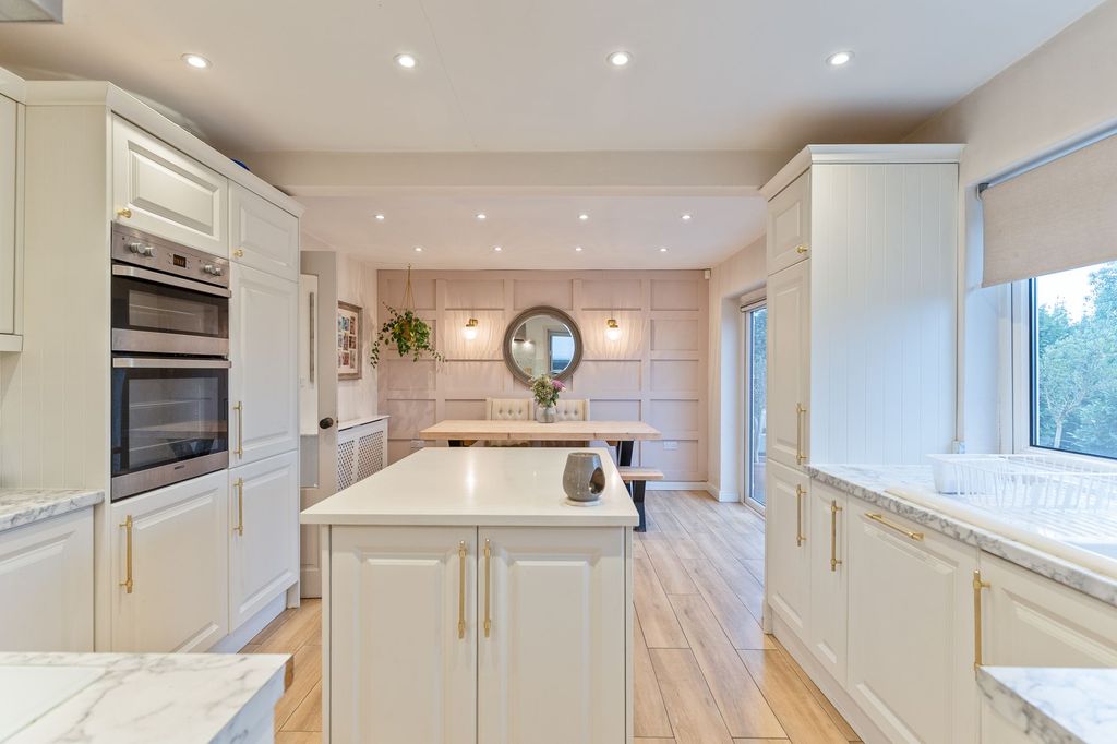 Property photo 2 of 28