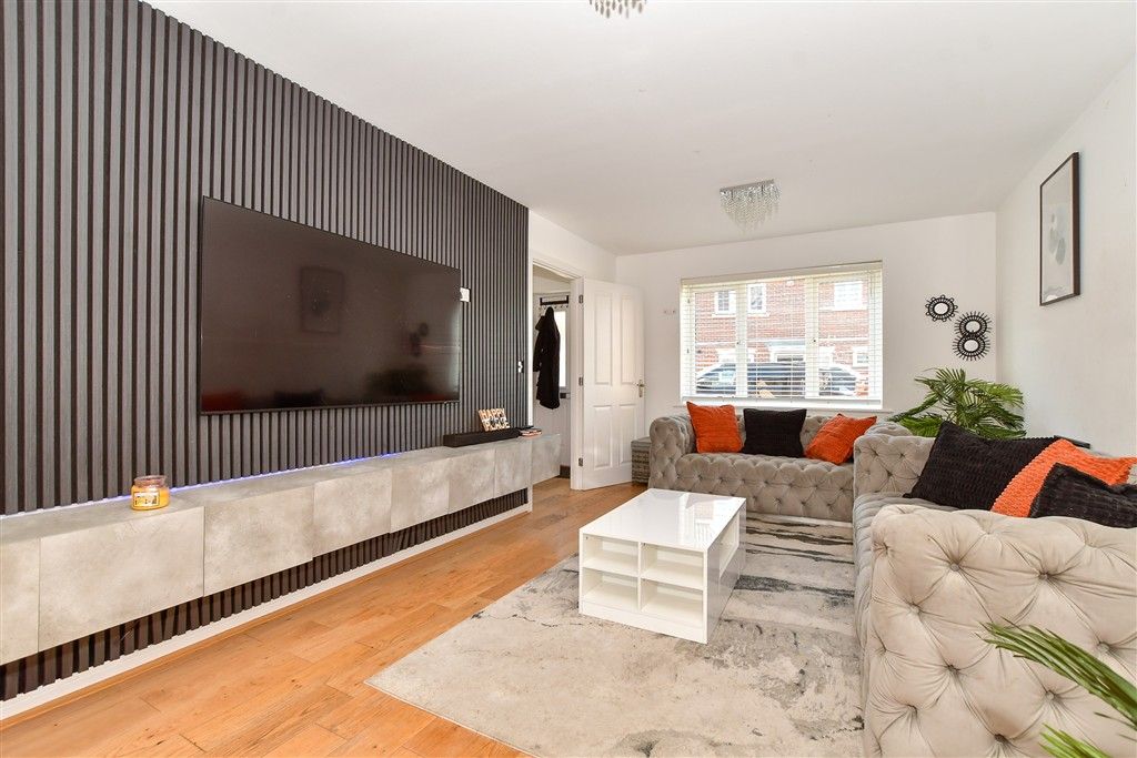 Property photo 3 of 14 Lounge