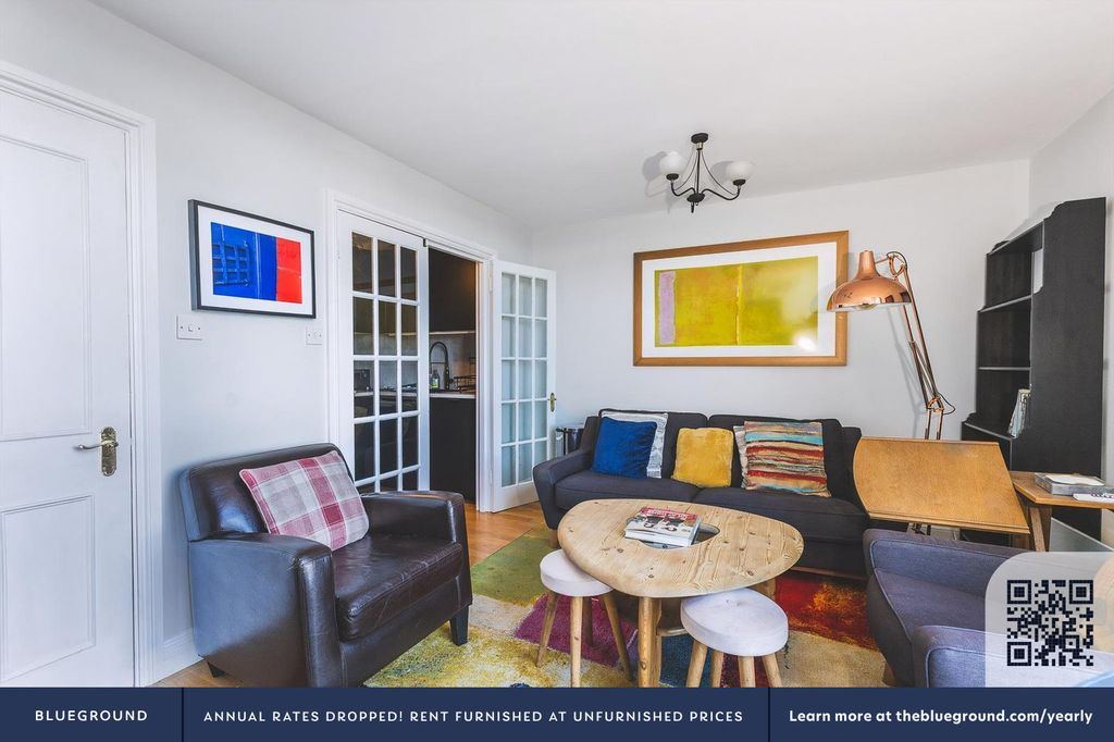 Property photo 3 of 32 Living Room