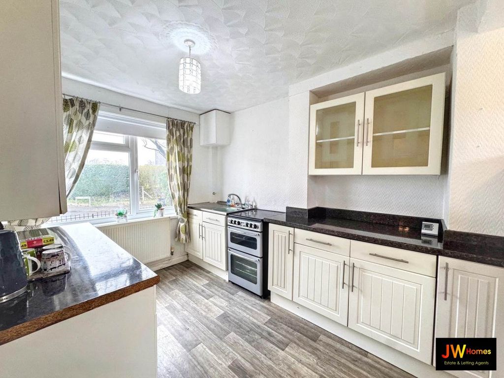 Property photo 3 of 16 Kitchen (33)