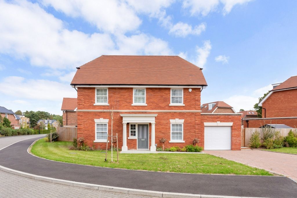 Property photo 1 of 16 Kingswood